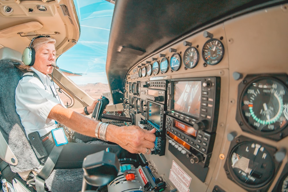 昼間に車を運転する黒いジャケットを着た人物