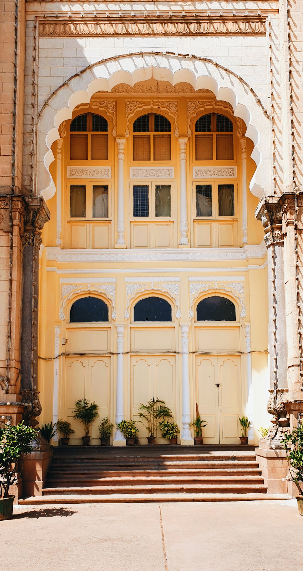 Edificio de hormigón marrón con ventanas de cristal