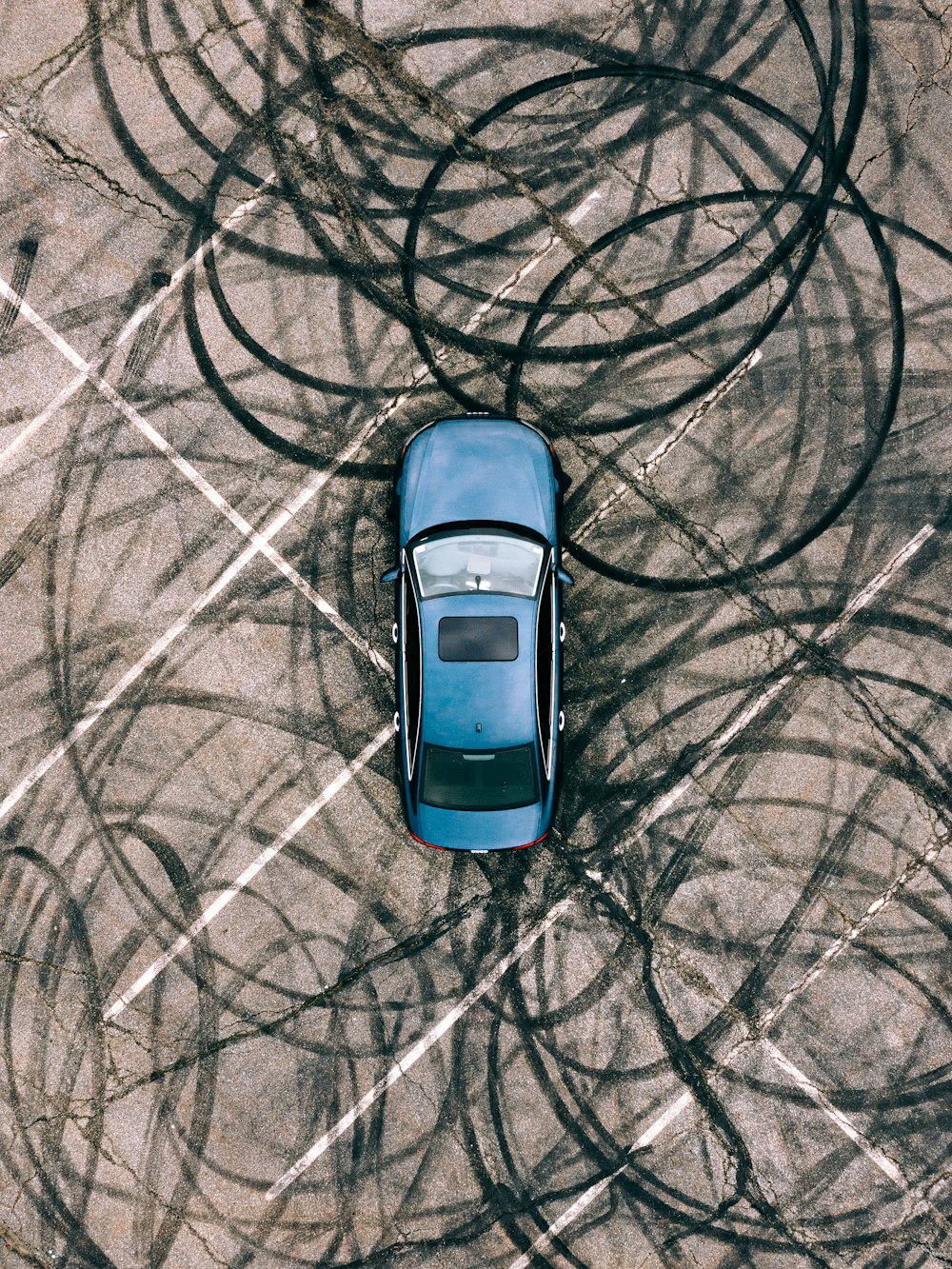 Teléfono plegable azul y negro