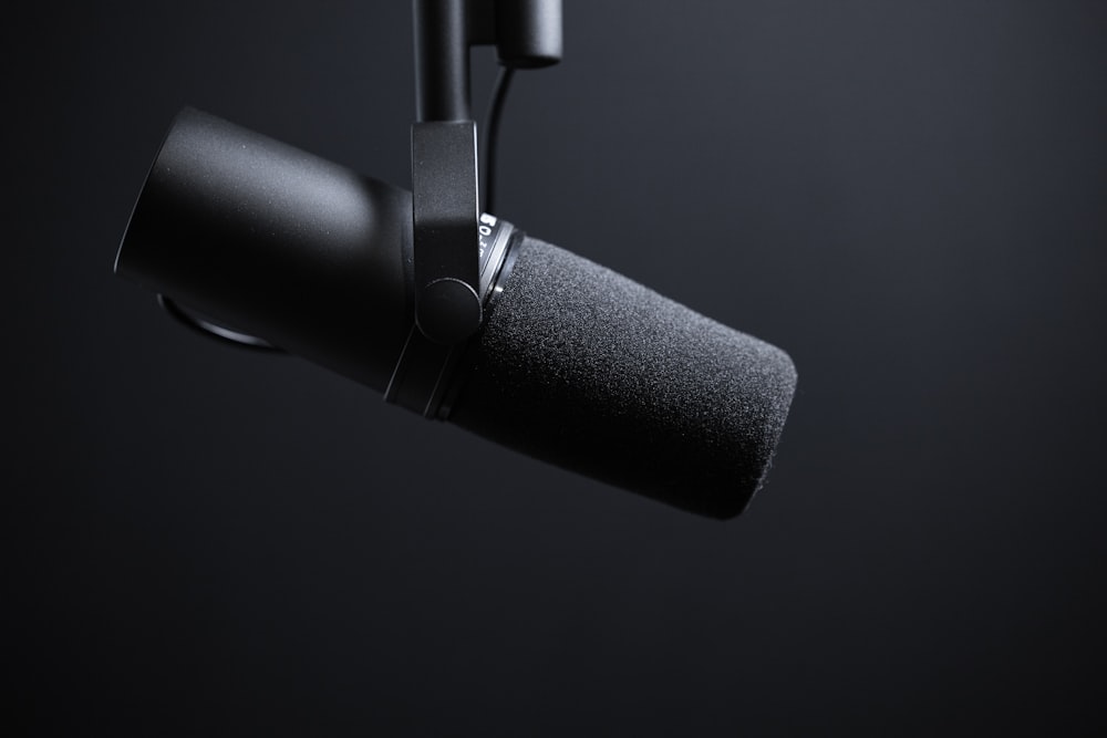 microfone preto e prateado com fundo branco