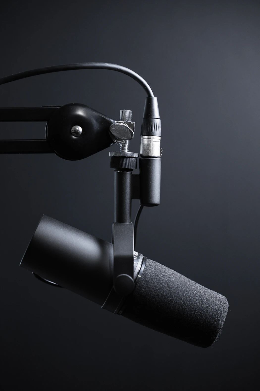 Micrófonos de estudio de radio y podcasting en mesa de grabación profesional