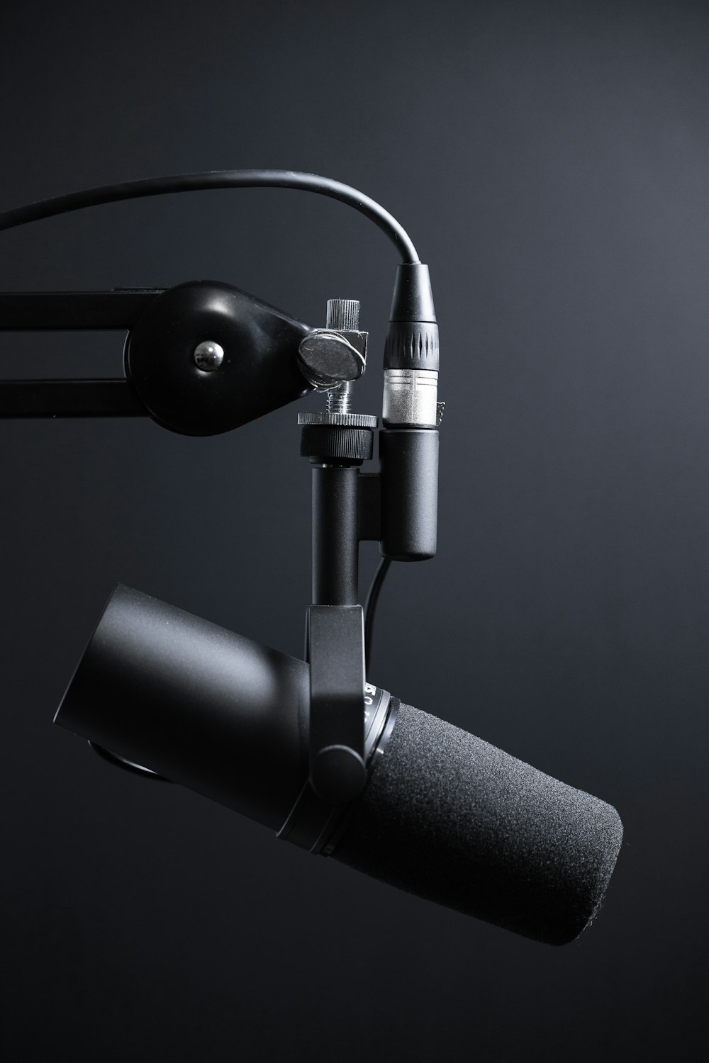 Micrófono de podcast profesional en estudio