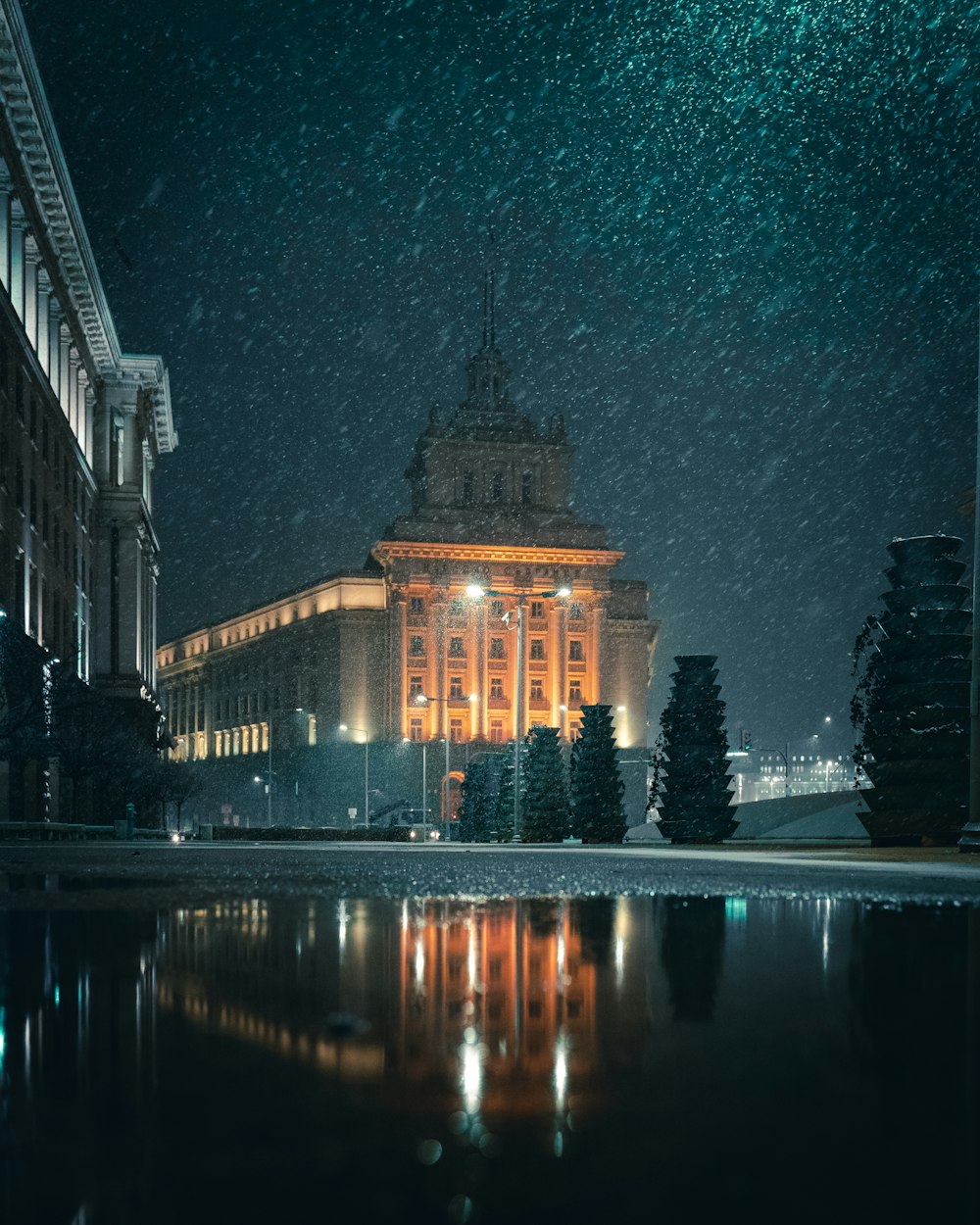 Edificio de hormigón marrón durante la noche