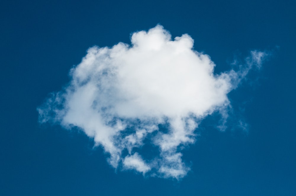 nuvens brancas no céu azul