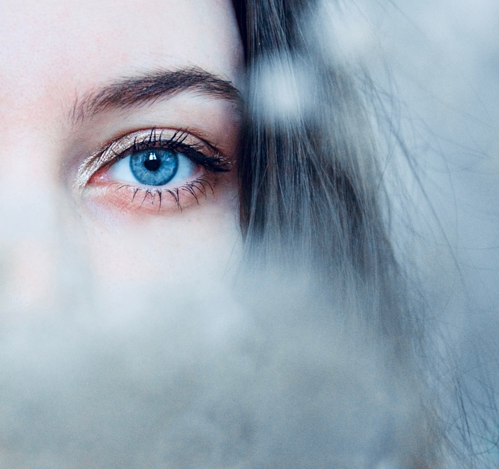 青い瞳を持つ女性の青い目