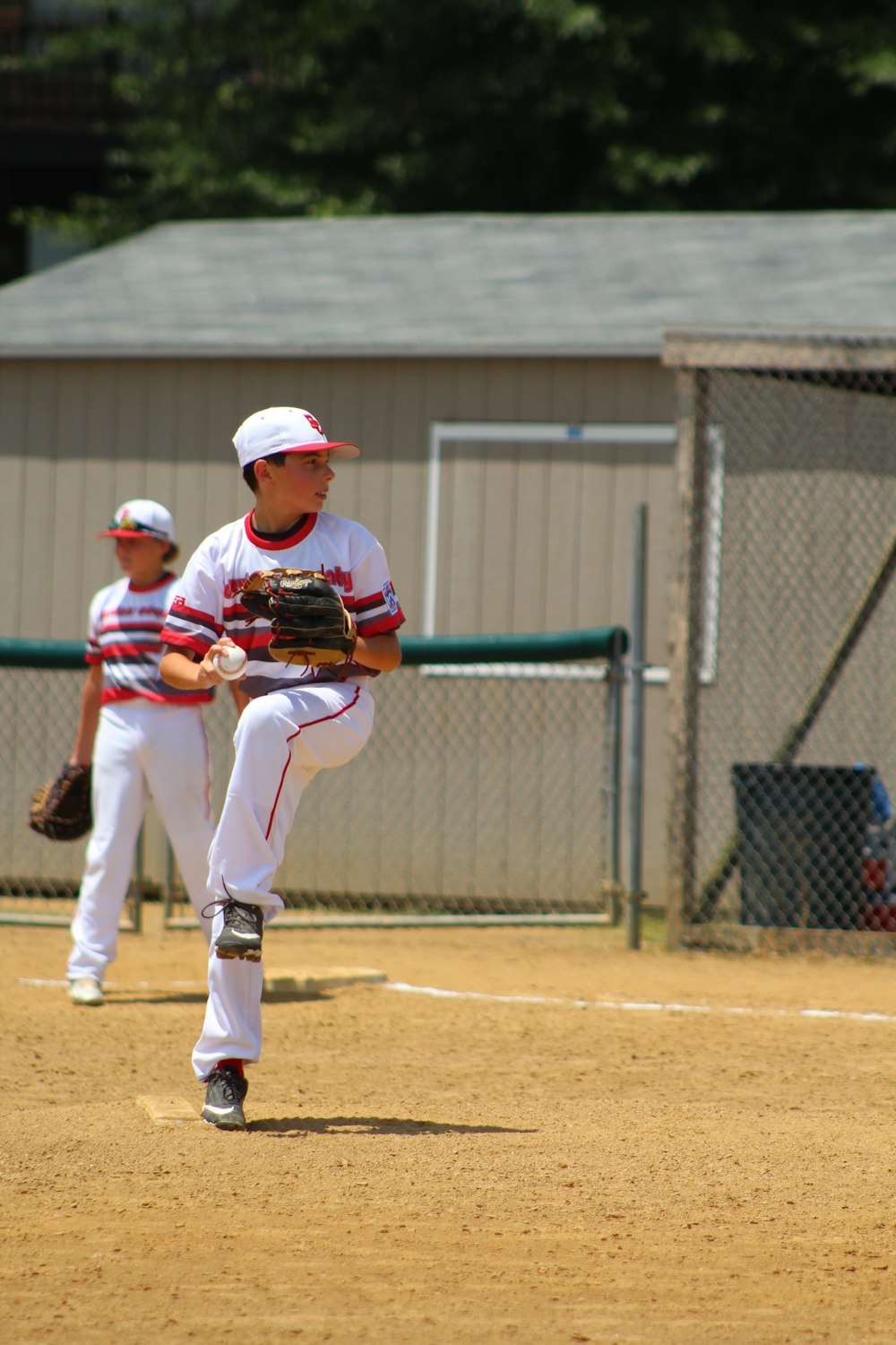 Hombre con pantalones blancos y casco de béisbol rojo