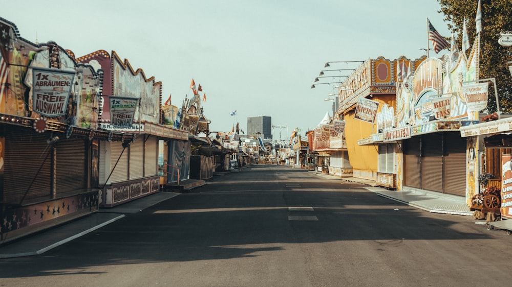 Autos, die tagsüber neben der Straße geparkt werden