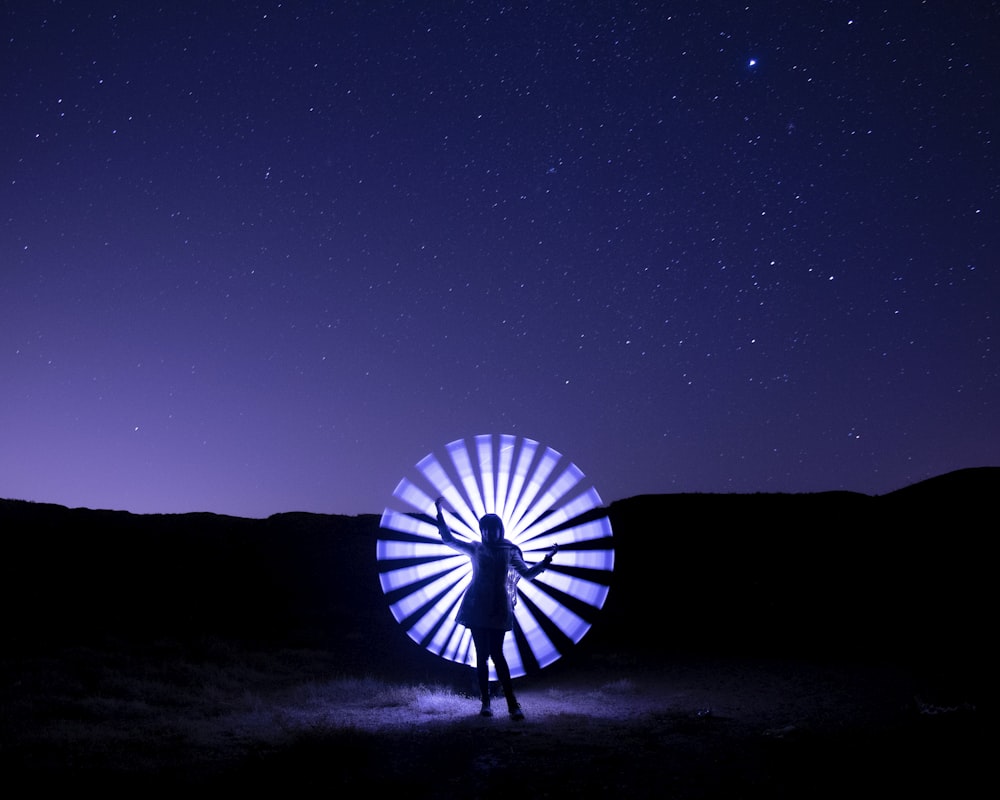 Weißes rundes Licht am schwarzen Himmel