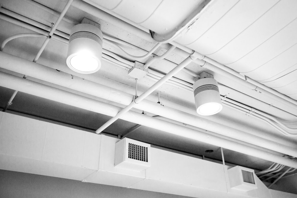 ventilatore da soffitto bianco acceso in camera