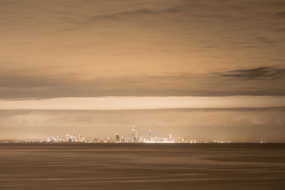 silhouette de la ligne d’horizon de la ville au coucher du soleil