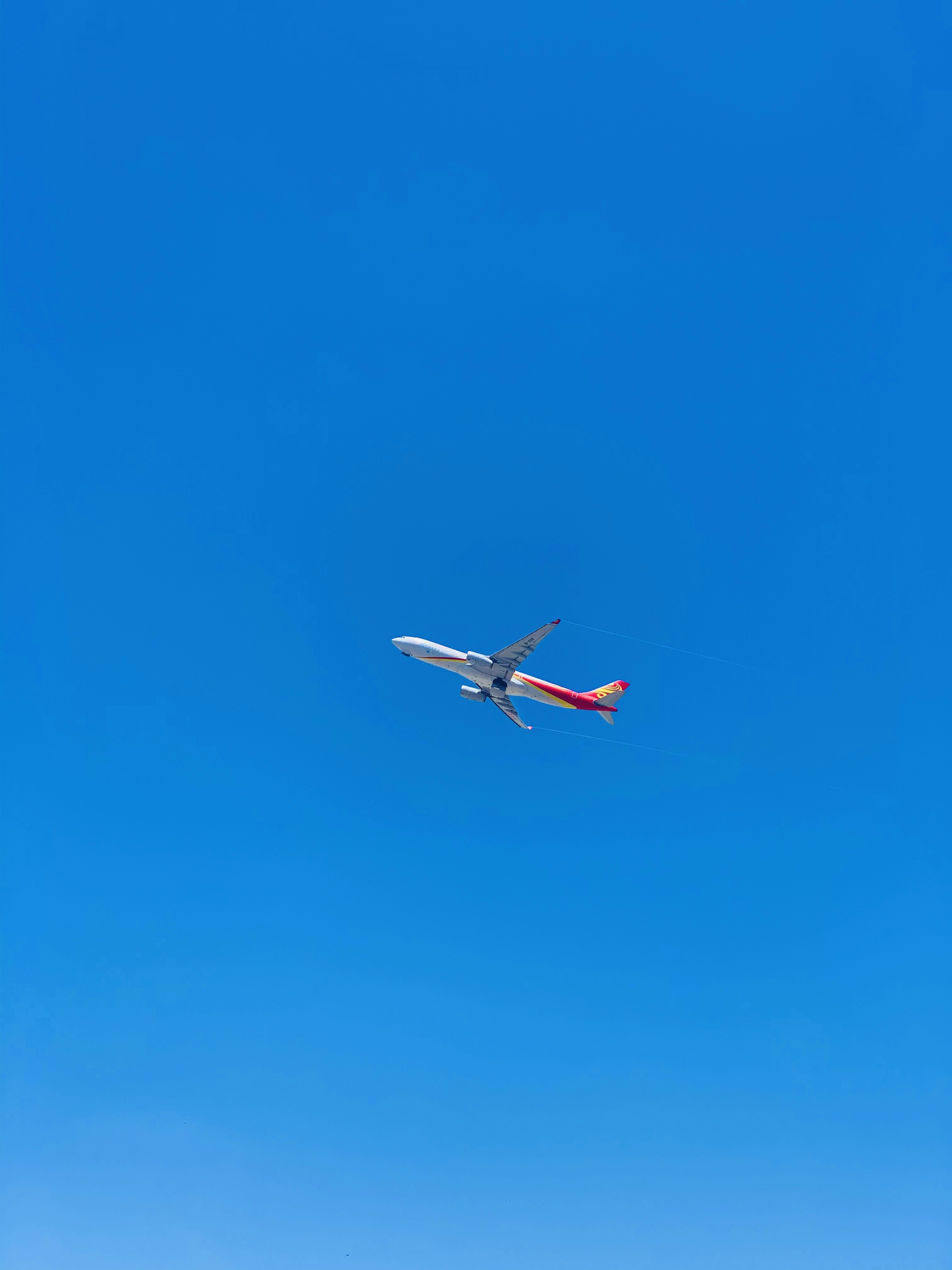 aeroplano bianco e rosso a mezz'aria