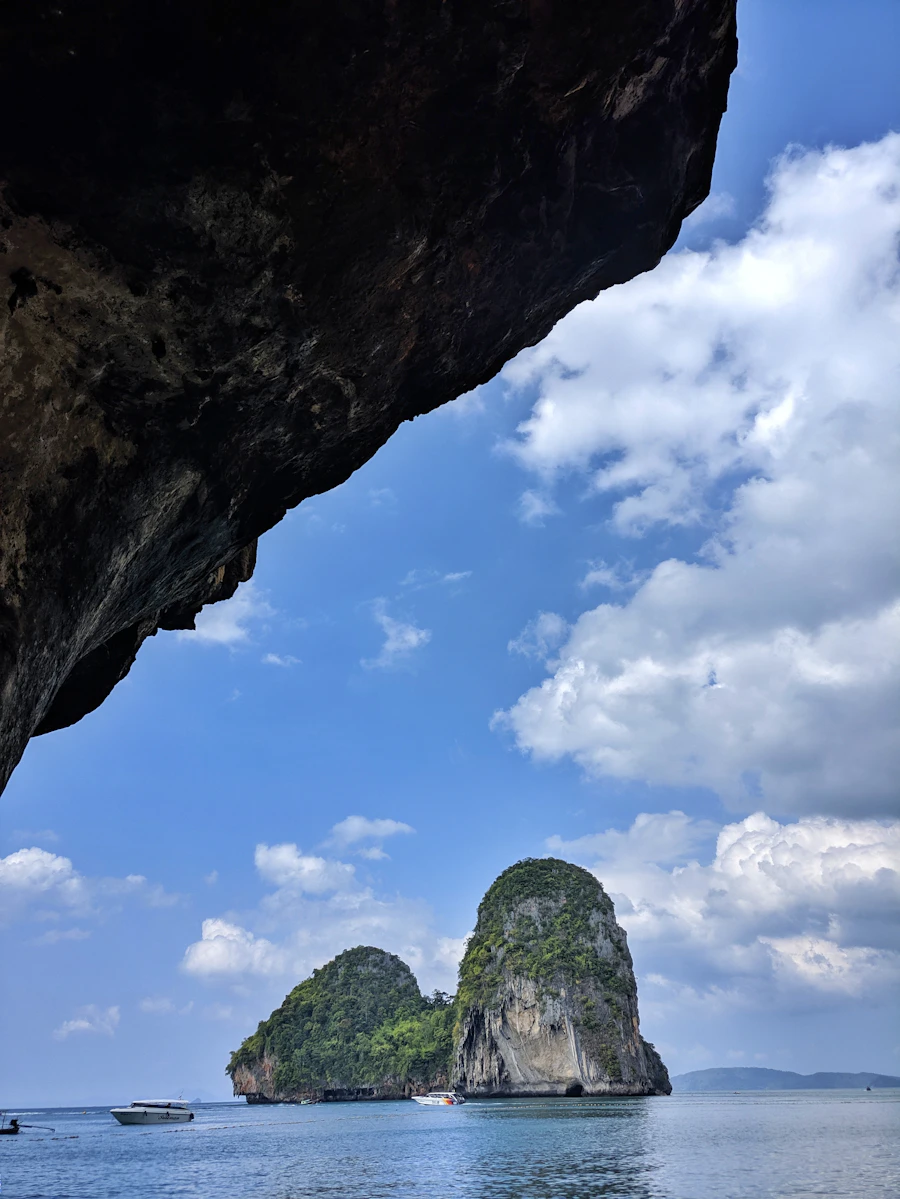 มุมมองจากในถ้ำทะเลออกไปเห็นเกาะหินปูน