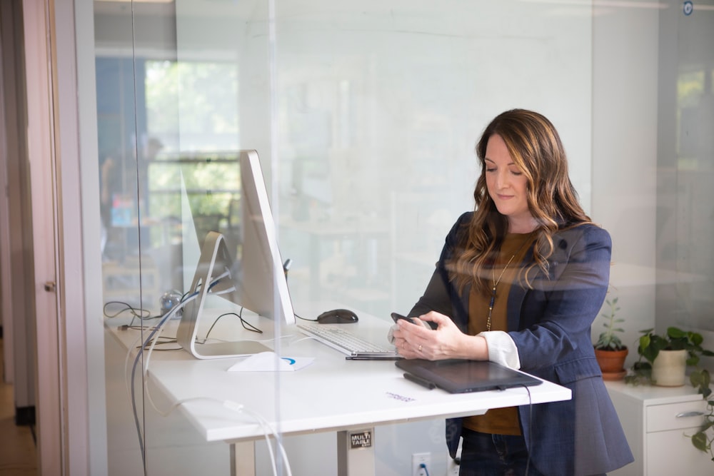 Donna in giacca di pelle nera usando MacBook Air