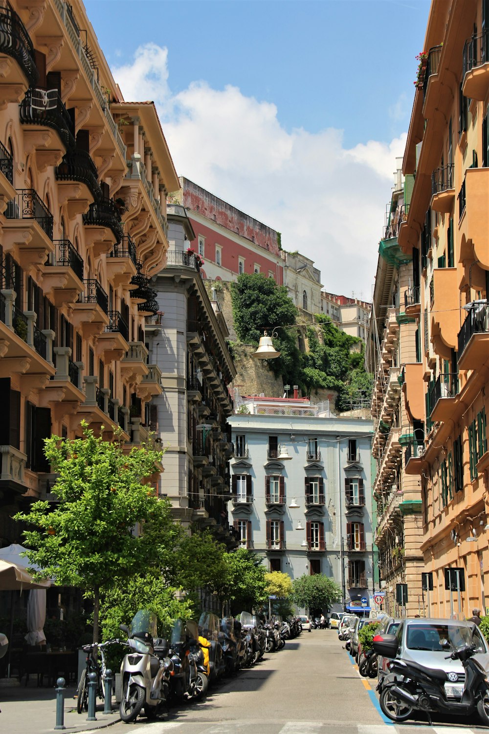 Edificio de hormigón marrón y blanco durante el día