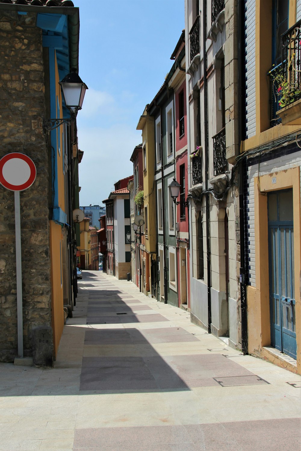 Calle vacía entre edificios durante el día