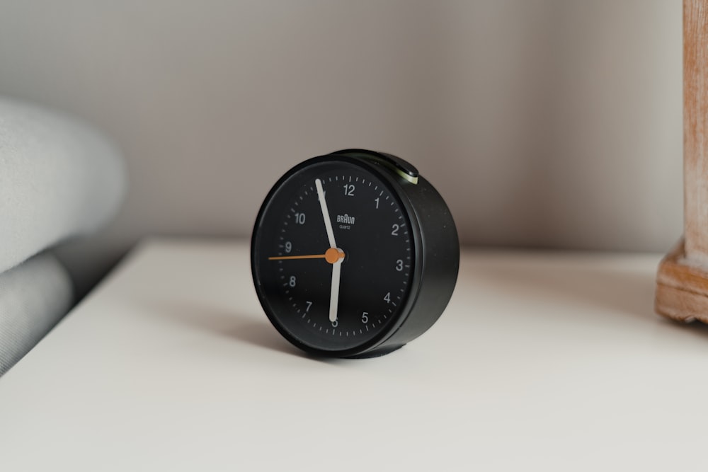 Horloge de bureau analogique noir et blanc