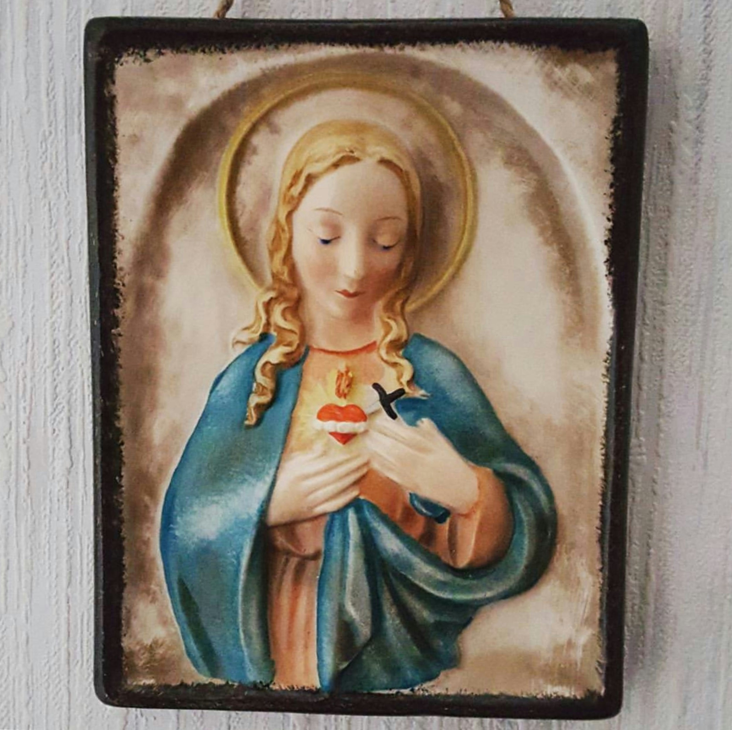 Imagen mariana con luz dorada