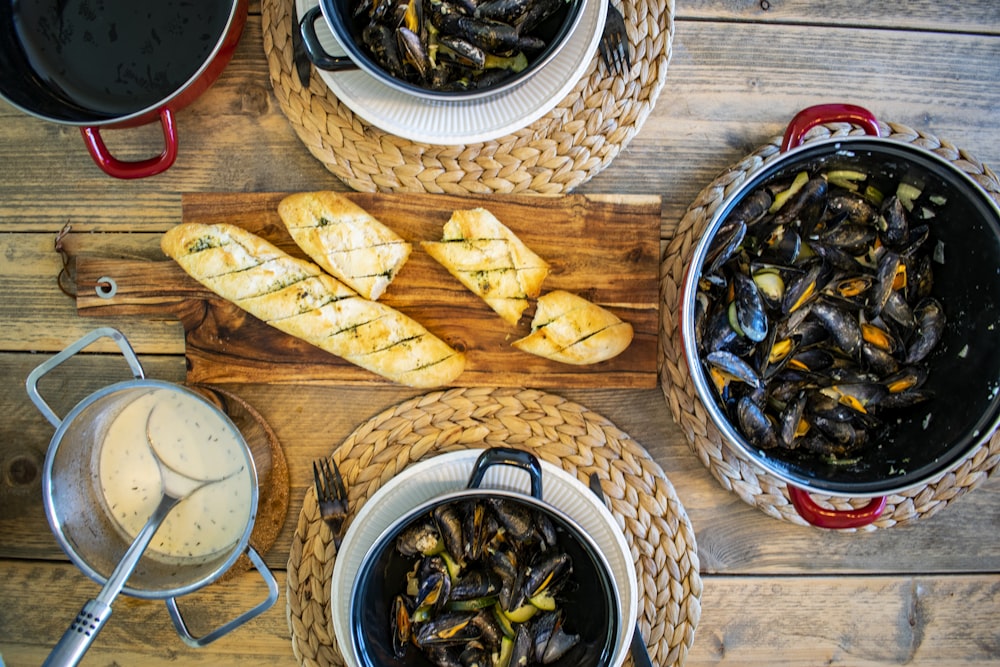 braune Holzschale mit braunem Essen