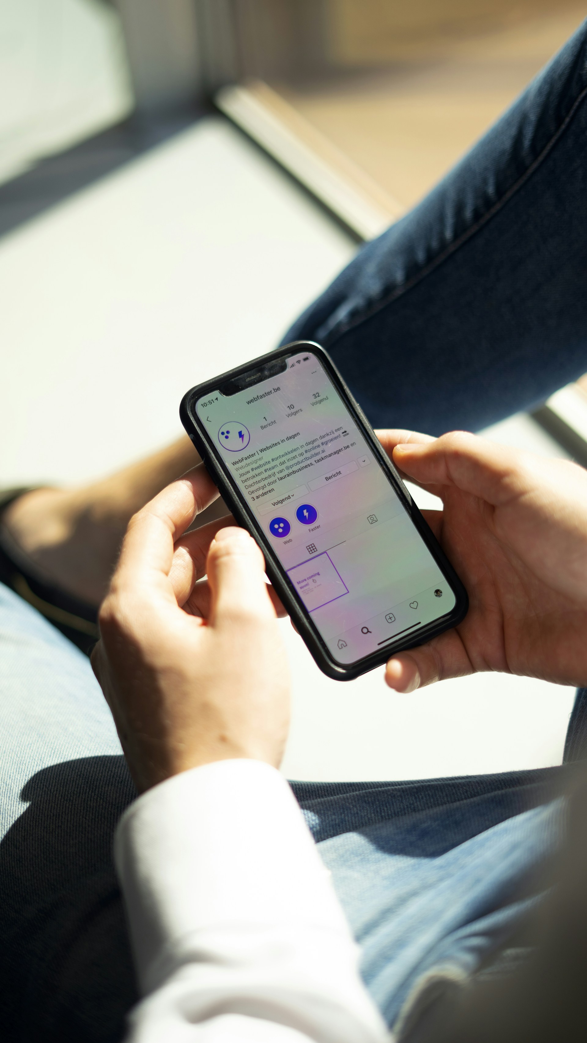 gray computer monitor