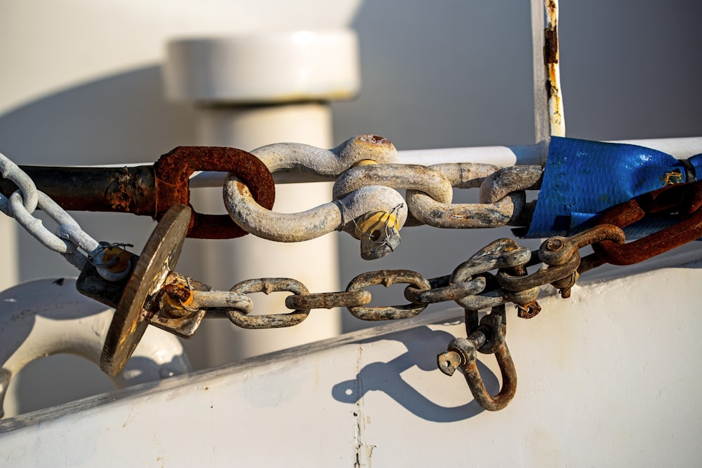 Cadena de metal marrón sobre barra de metal azul