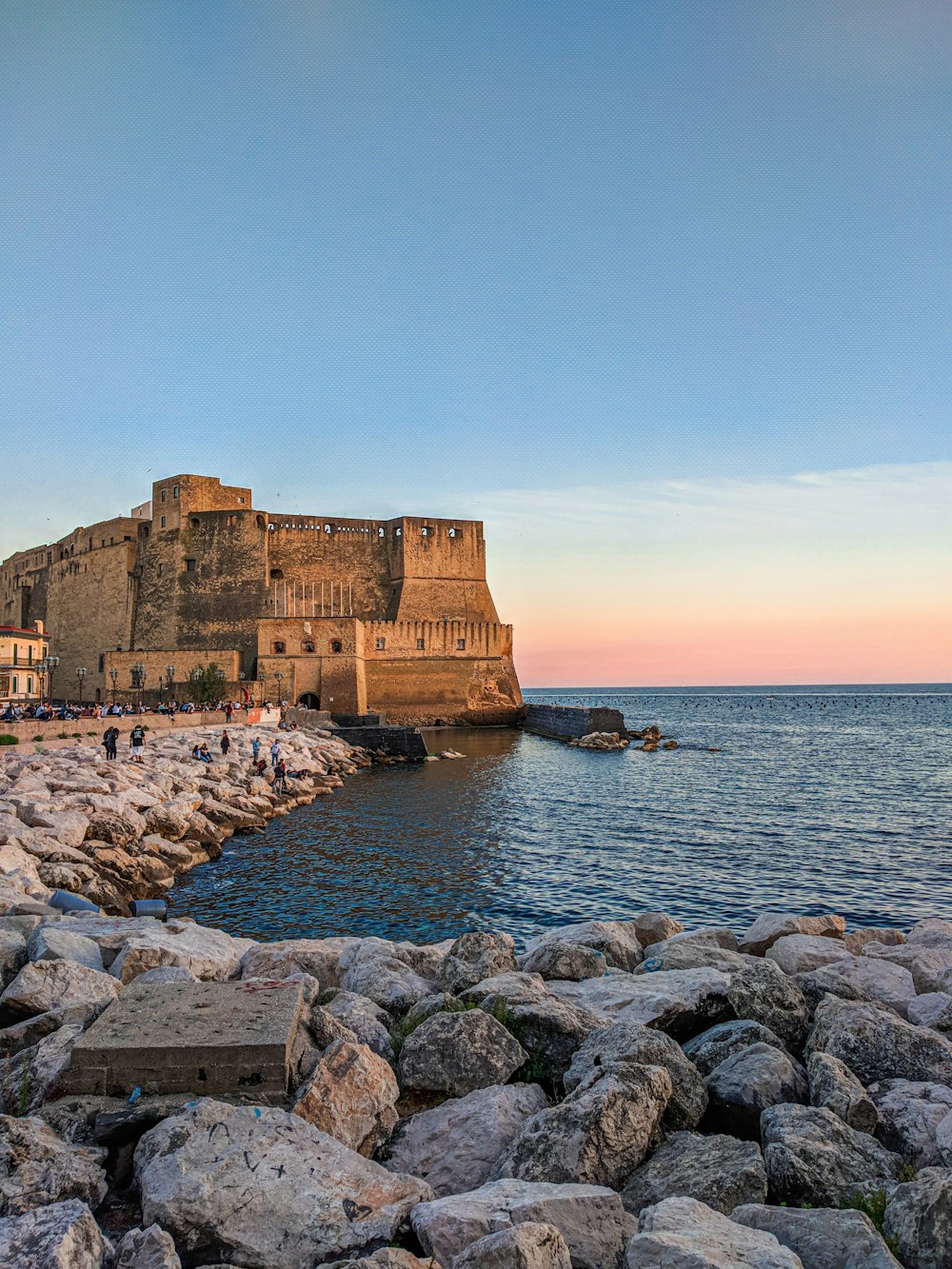 edificio in cemento marrone vicino allo specchio d'acqua durante il giorno