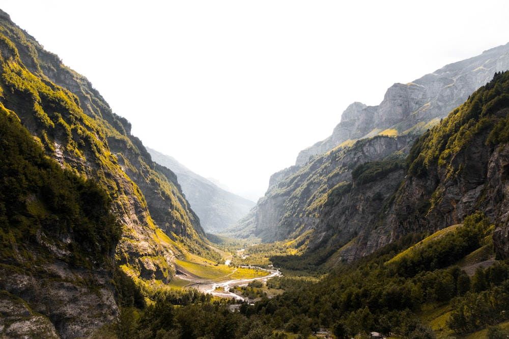 Grüne und braune Berge unter weißem Himmel tagsüber