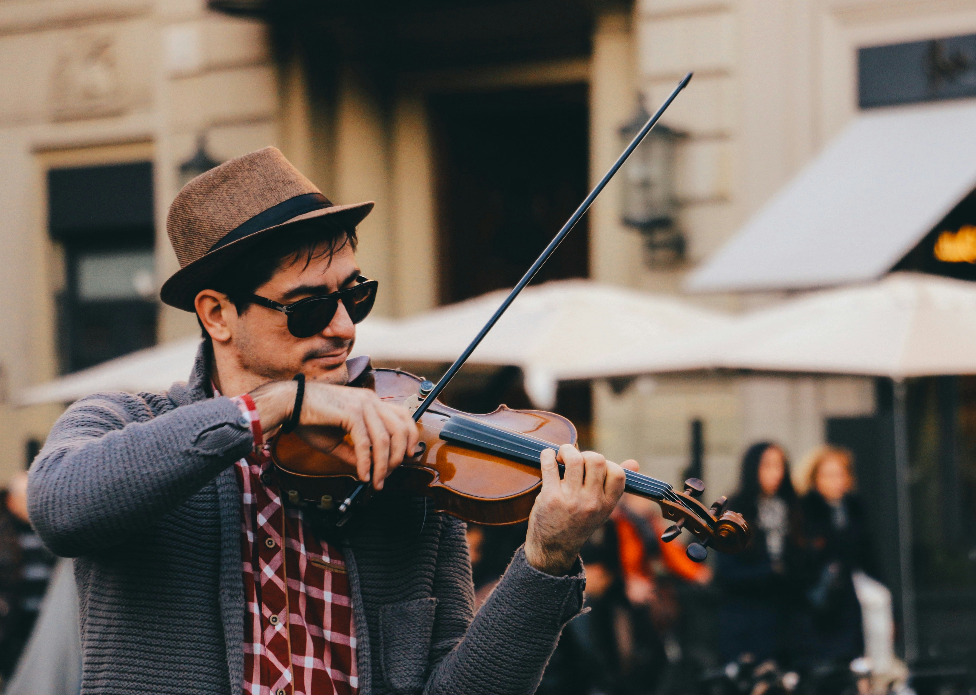 バイオリンを弾く黒と白の長袖シャツの男の写真 Unsplashで見つけるフィレンツェの無料写真