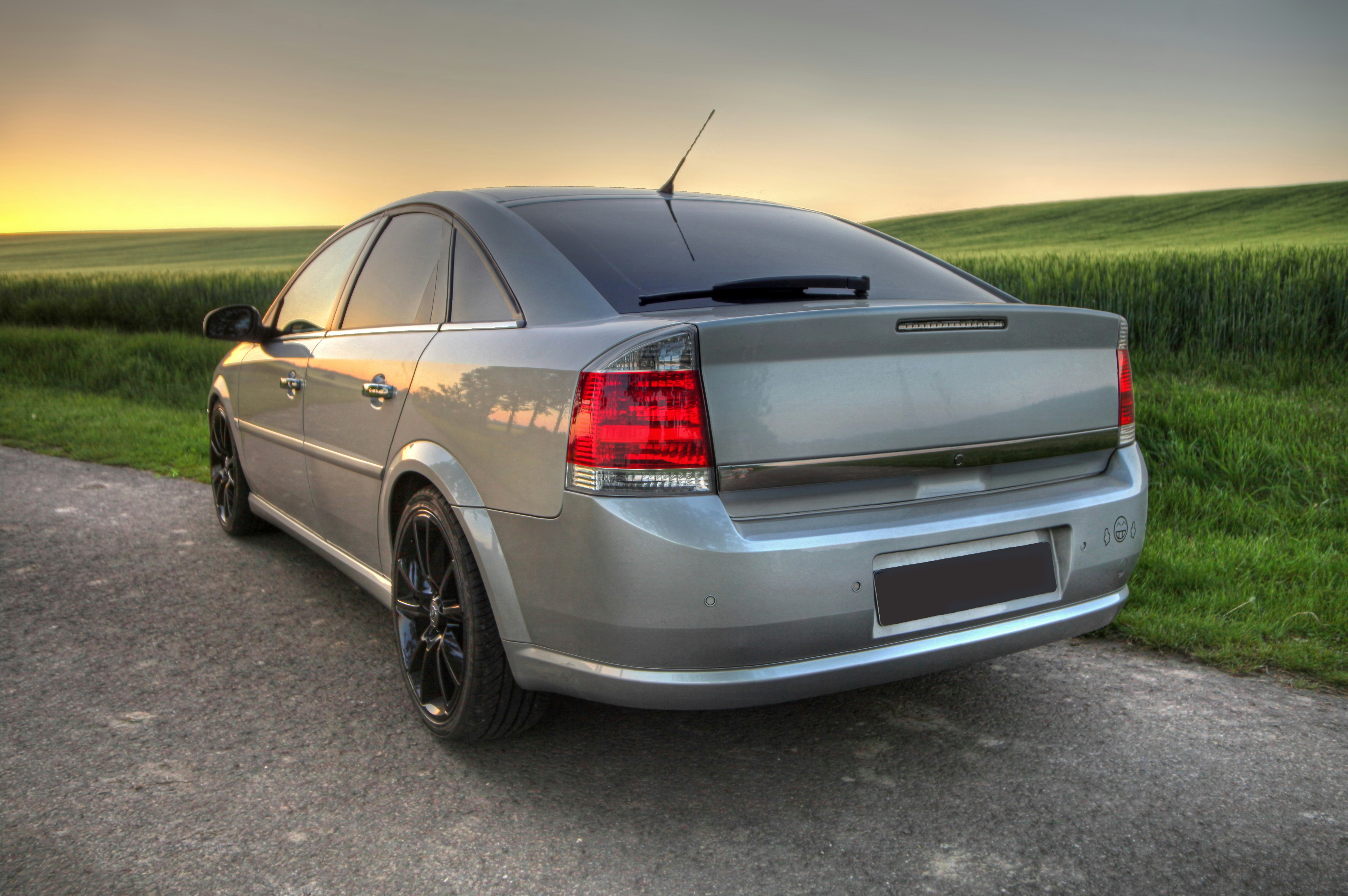Mercedes Benz Coupé plateado en carretera de asfalto gris durante el día