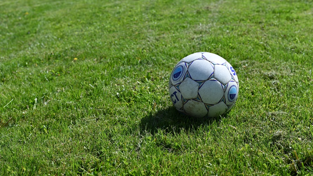 昼間は緑の芝生のフィールドに白と黒のサッカーボール