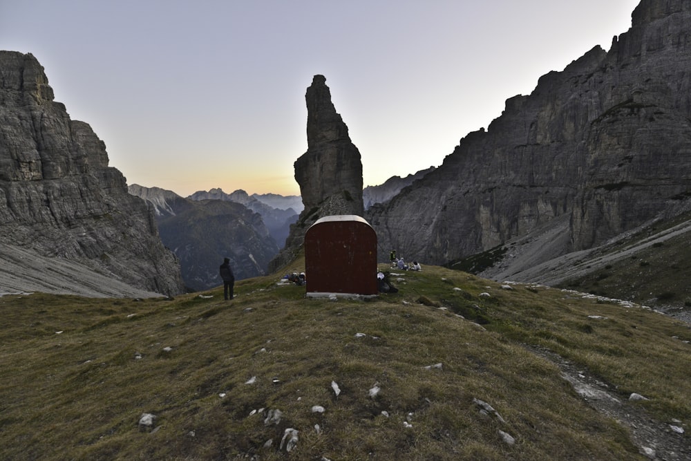 rot-weißes Holzhaus auf grünem Grasfeld in der Nähe von Rocky Mountain tagsüber