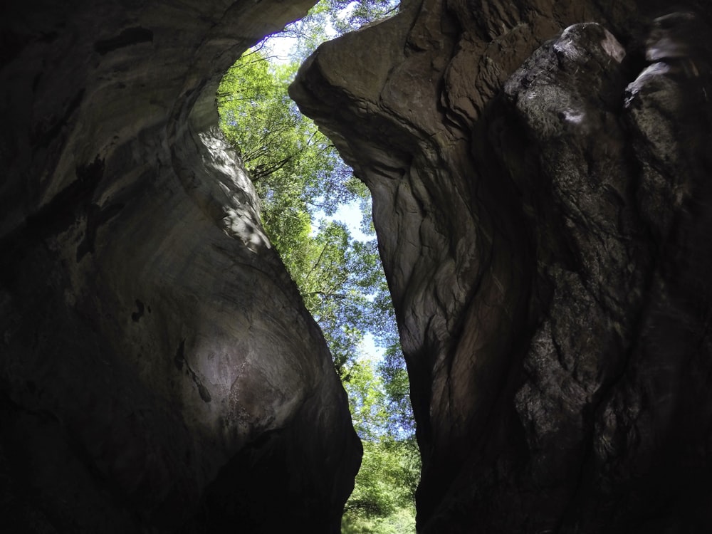 Formation rocheuse brune pendant la journée