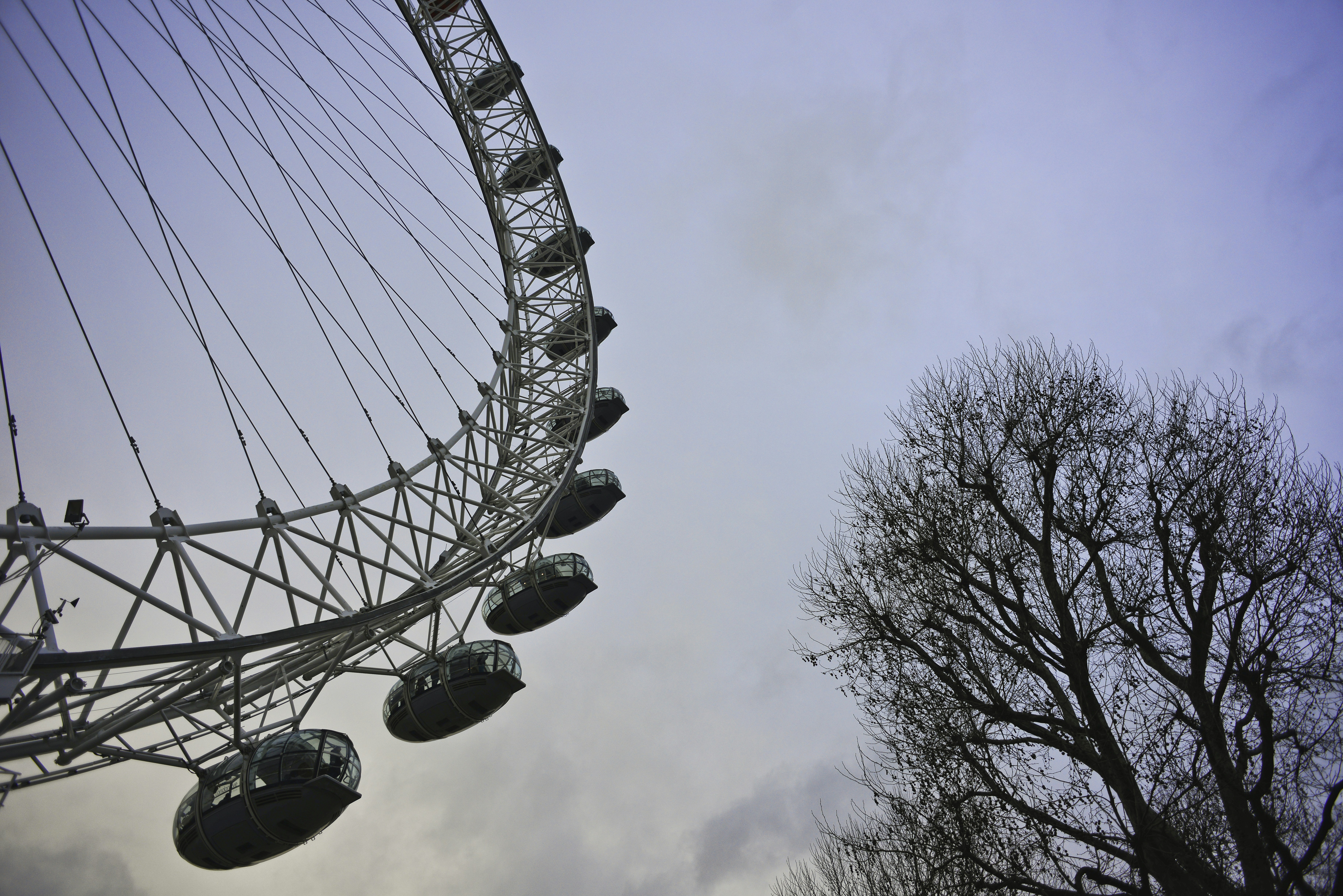 昼間の青空の下の白い観覧車の写真 Unsplashで見つけるロンドンの無料写真