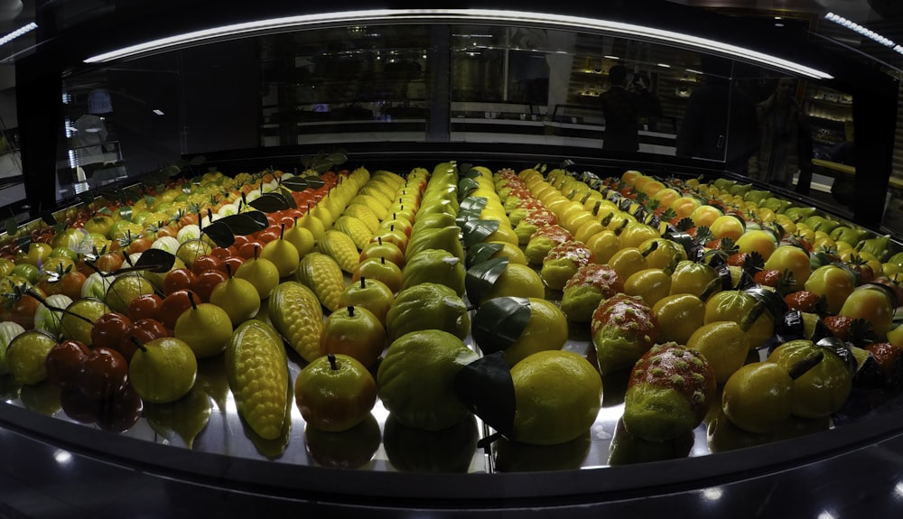 Frutas verdes y amarillas en exhibición