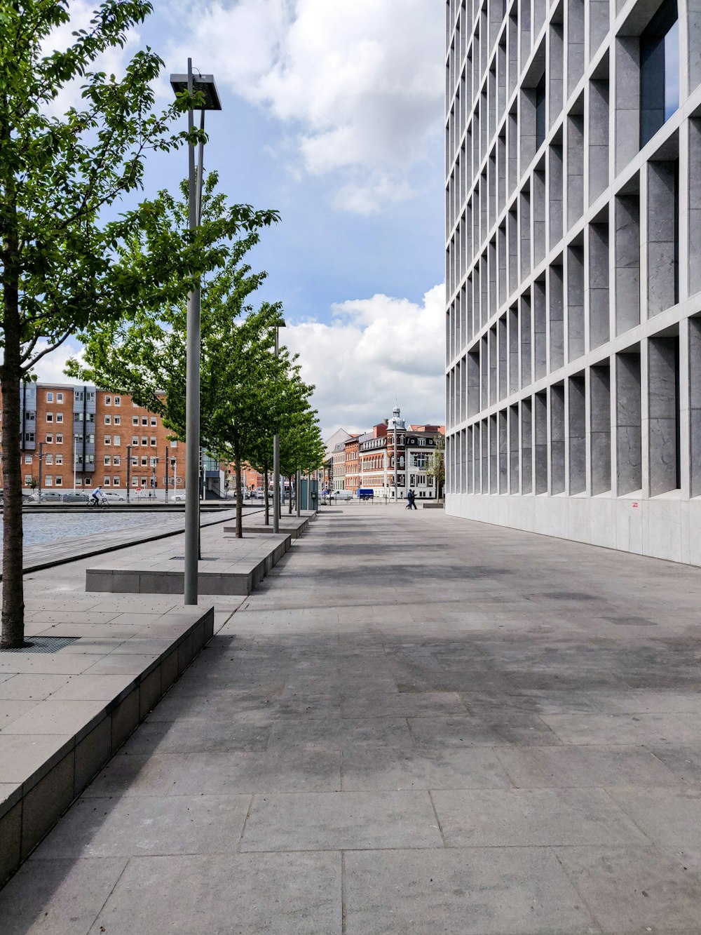 낮 동안 흰색 콘크리트 건물 사이의 회색 콘크리트 도로