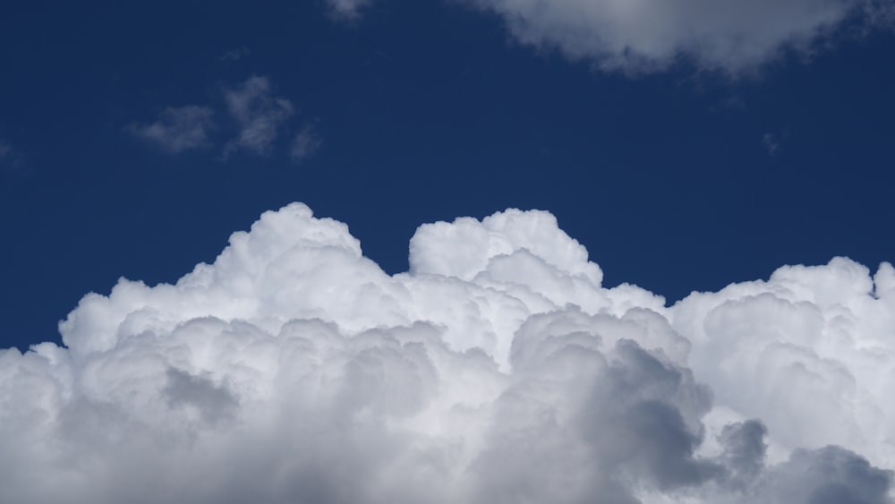 nuvole bianche sotto il cielo blu durante il giorno