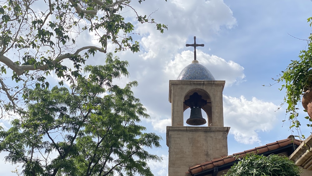 église en béton brun sous des nuages blancs pendant la journée