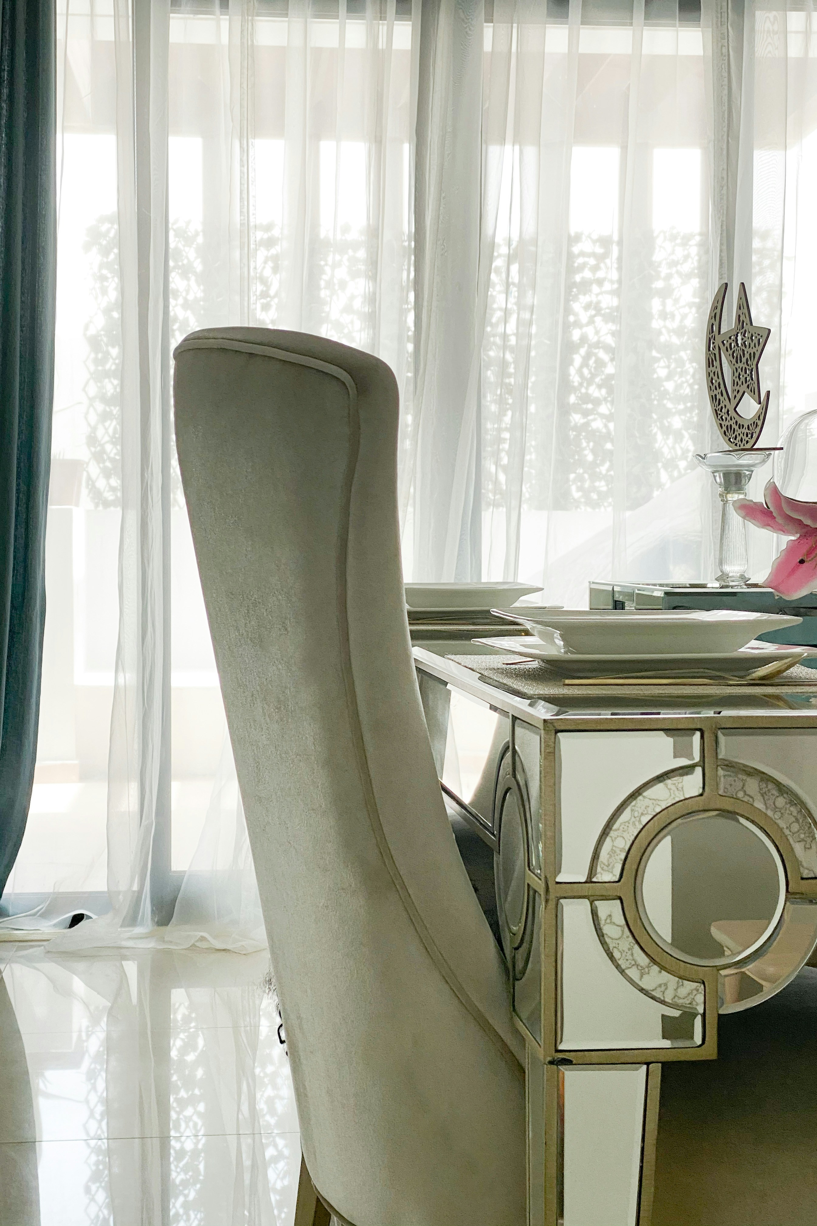luxury gold mirrored furniture, wallpaper, Hollywood Regency Coffee Tables for Entryways: Top Rated Picks 3