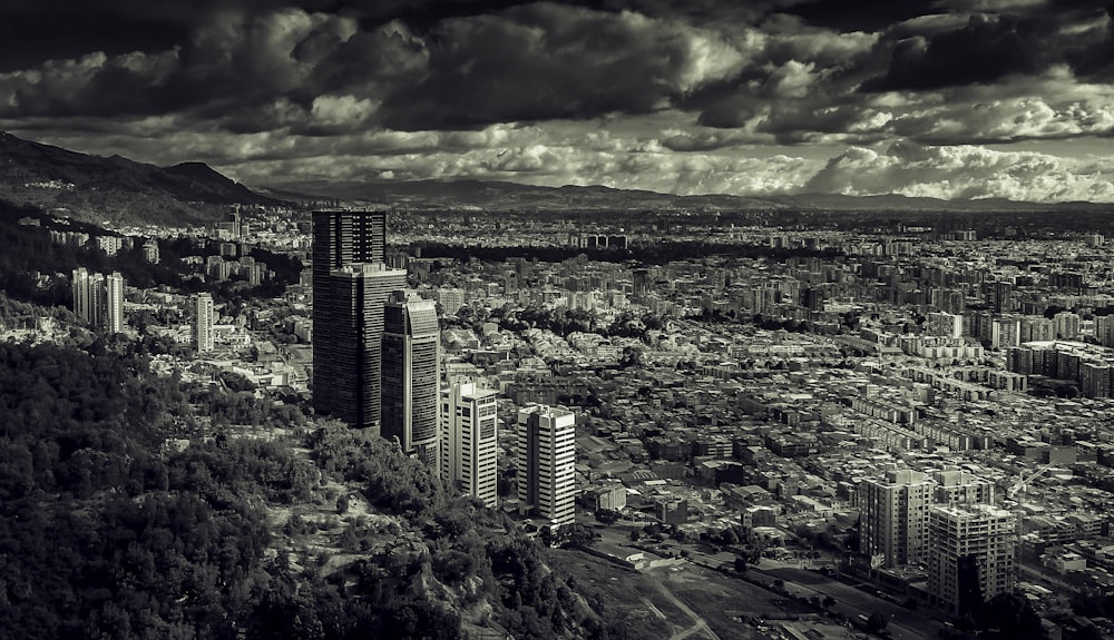 Foto in scala di grigi di edifici della città