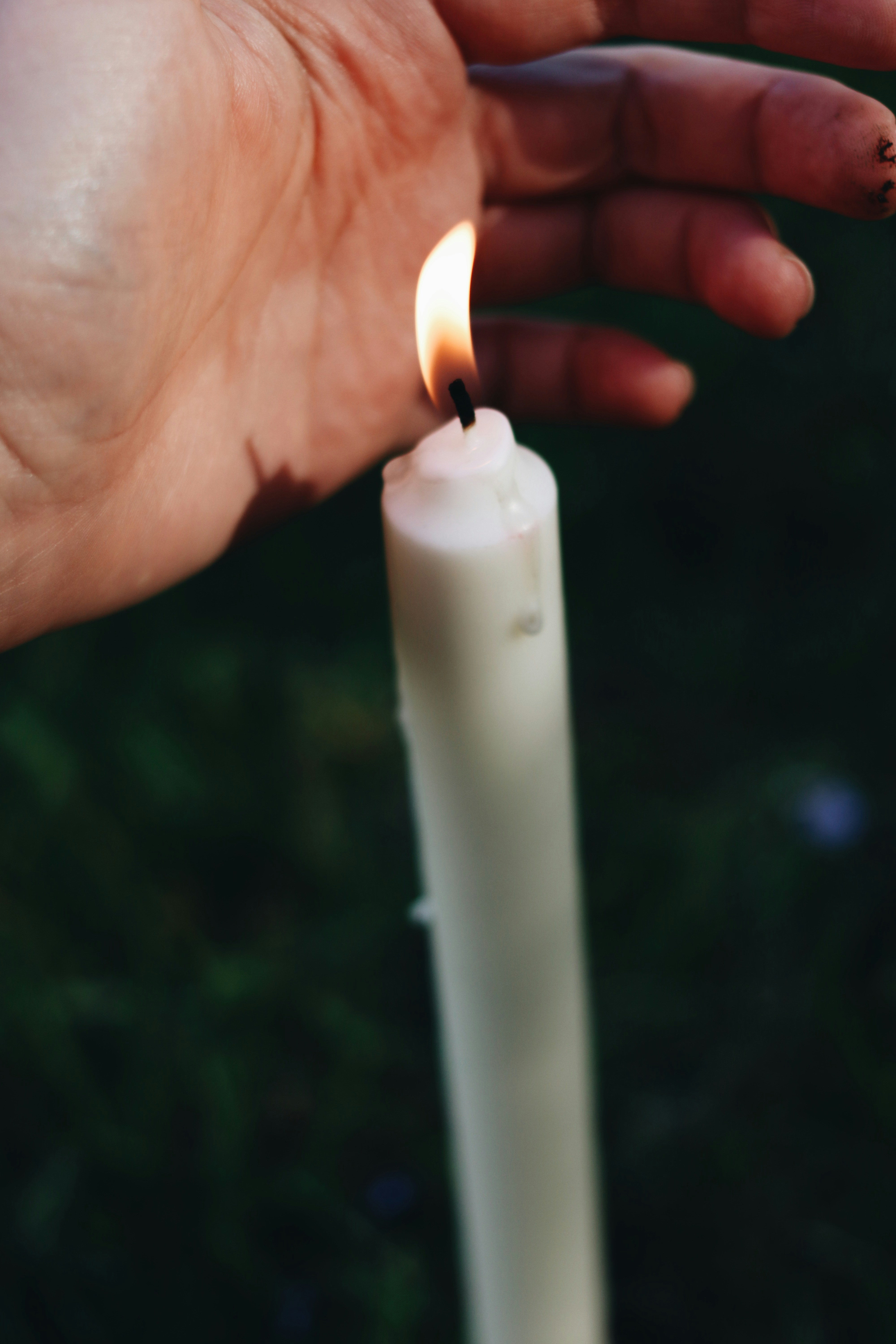 人の手の白いろうそく
