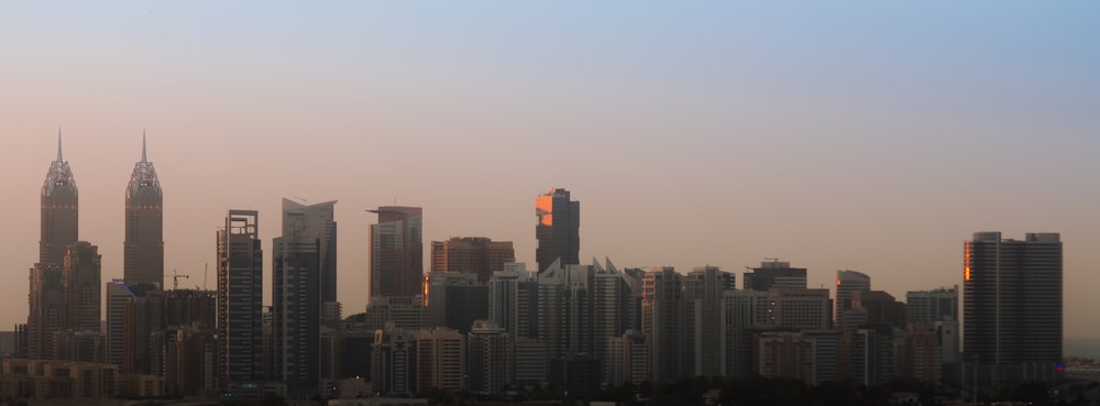 Skyline der Stadt tagsüber unter grauem Himmel