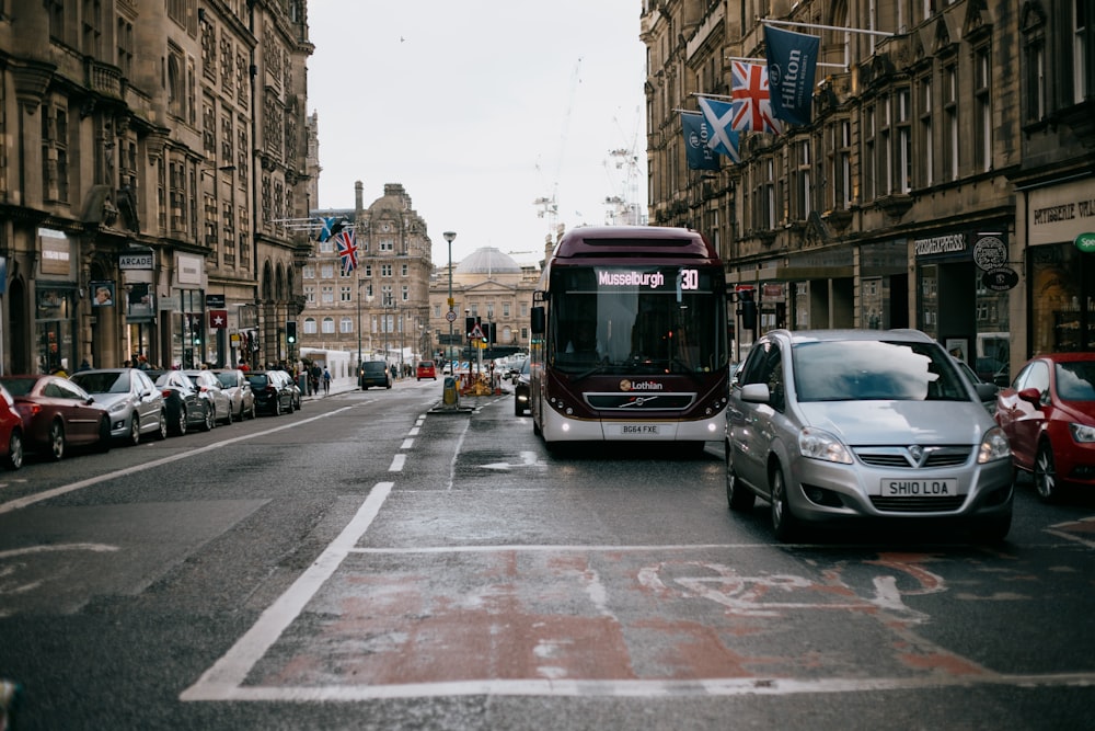 bus rouge et noir sur la route pendant la journée