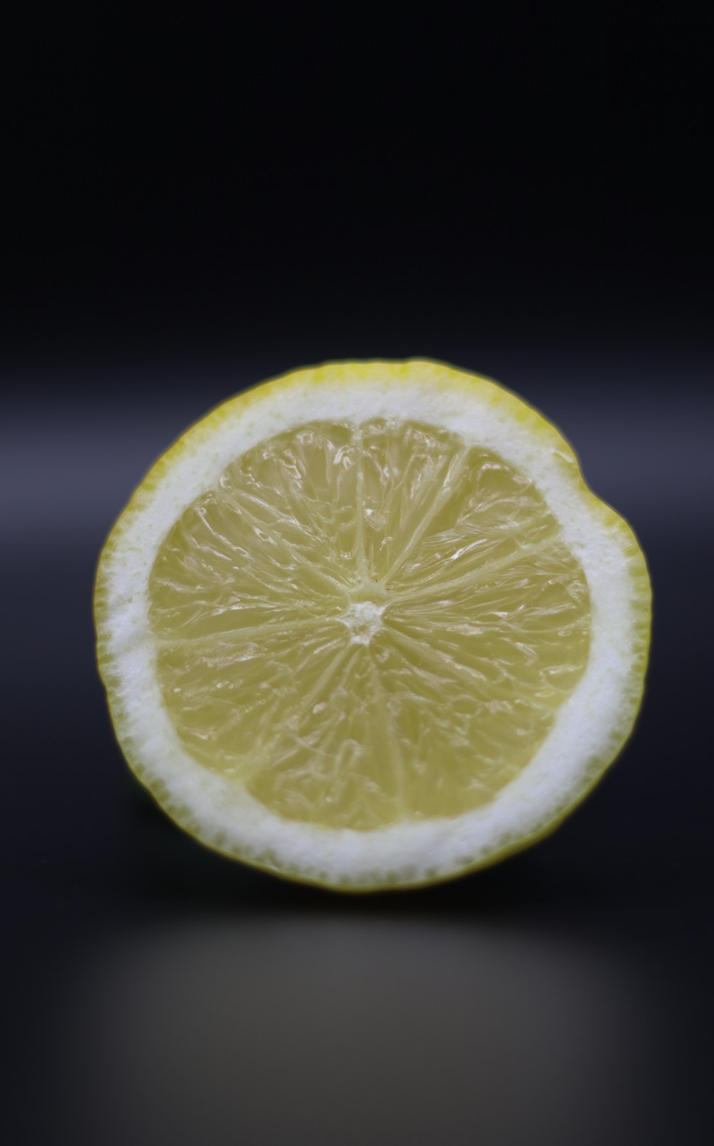 Gelbe Zitronenfrucht mit weißem Hintergrund