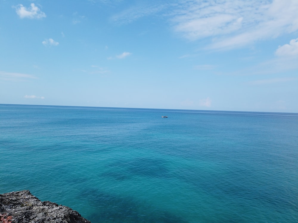 Mer bleue sous ciel bleu pendant la journée