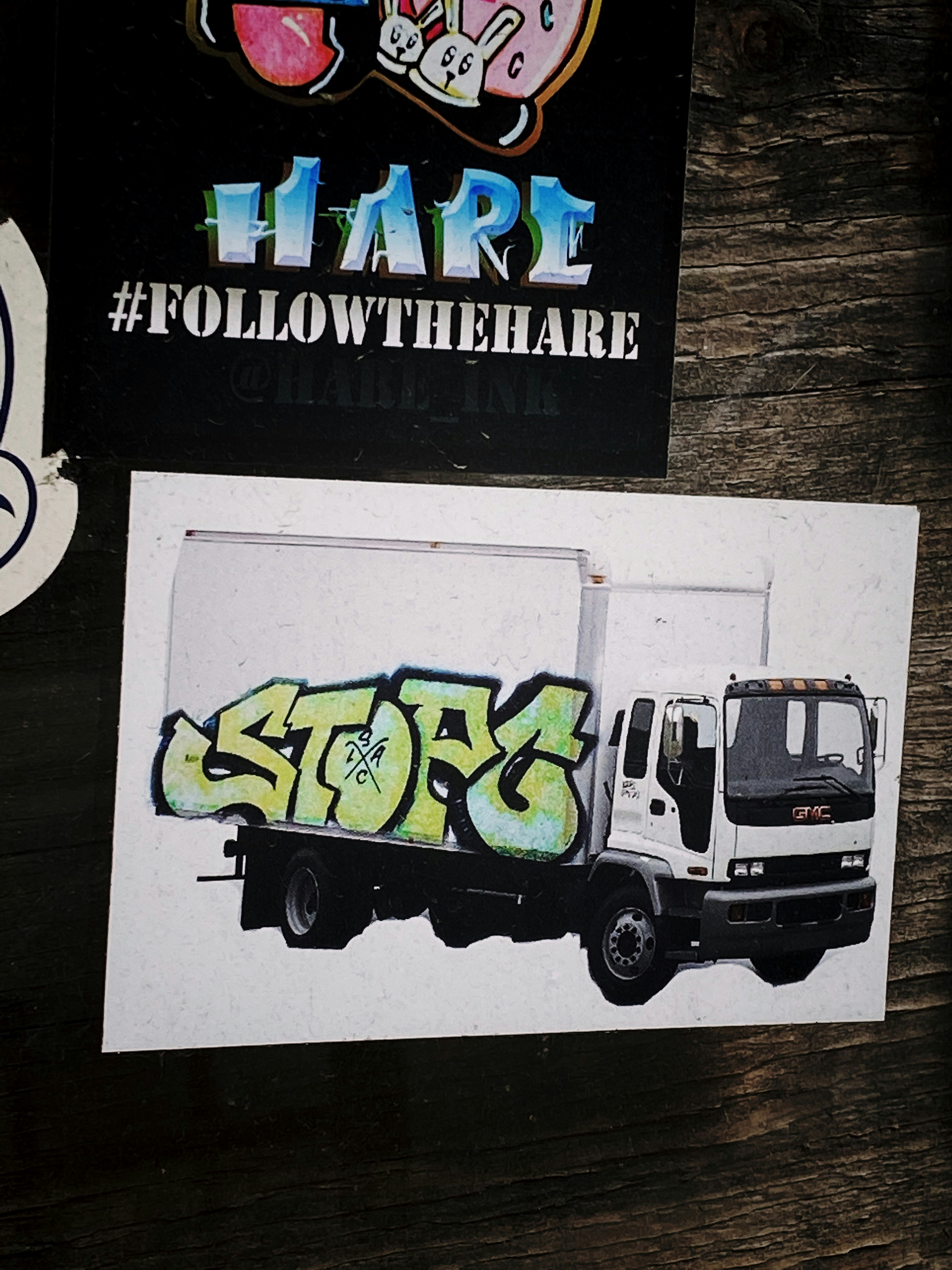 Una foto di un camion con graffiti su di esso