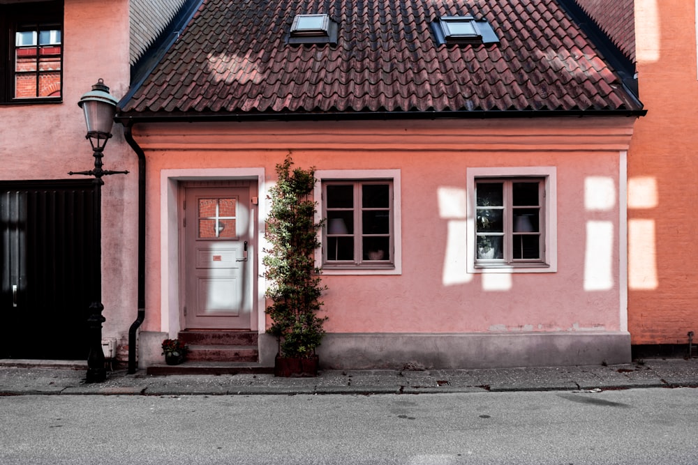 Maison en brique brune avec porte en bois blanc