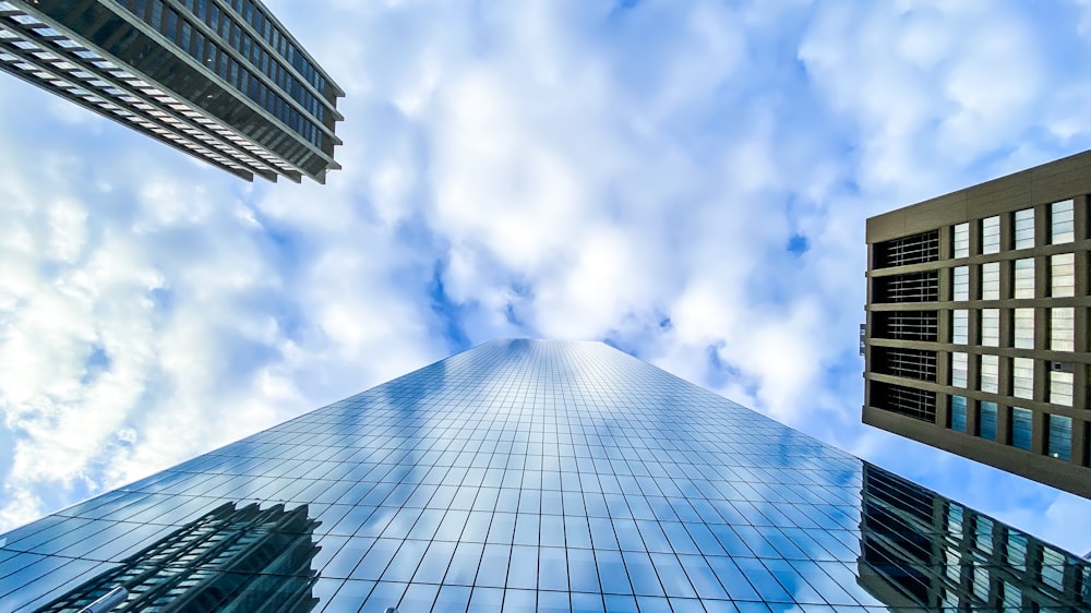 A tall tower with a blue sky photo – Free Brazil Image on Unsplash