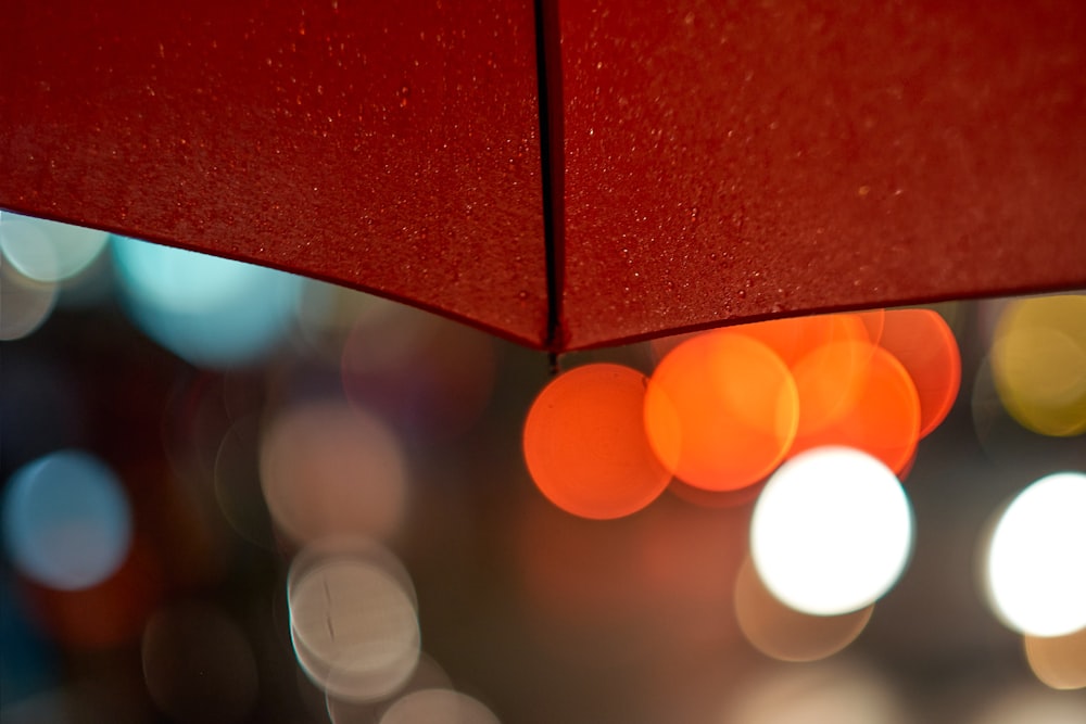 guarda-chuva vermelho com luzes amarelas