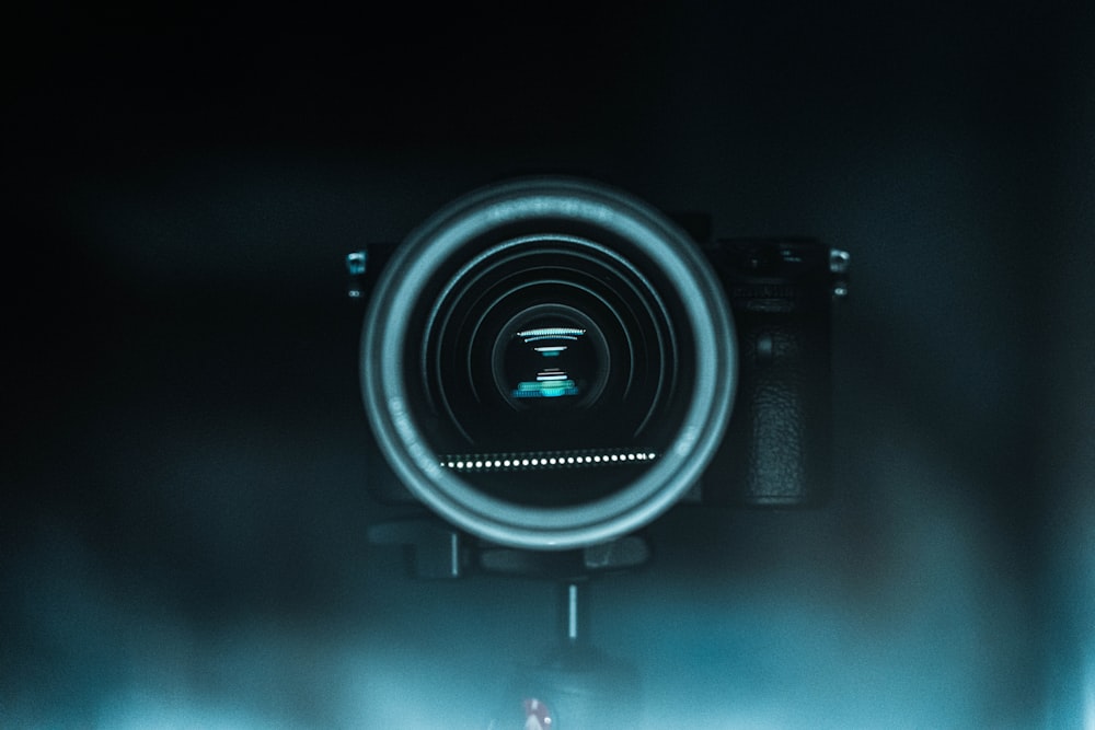 Fotocamera nera su superficie bianca