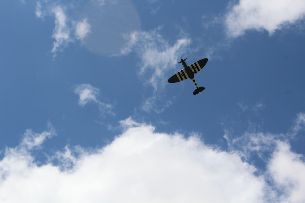 avion blanc et noir dans les airs sous le ciel bleu pendant la journée