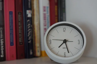 white round analog wall clock at 10 00